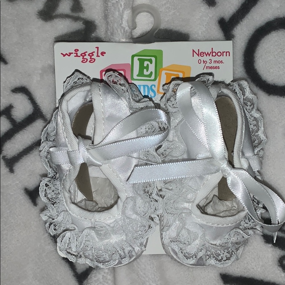 Wiggle white lace slippers